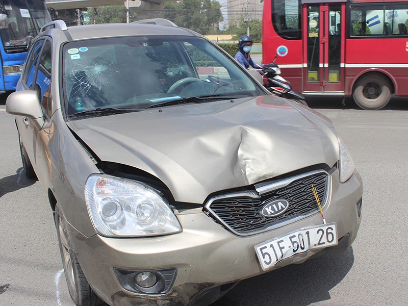 Phần đầu xe ô tô cũng bị hư hỏng nặng sau cú tông. 